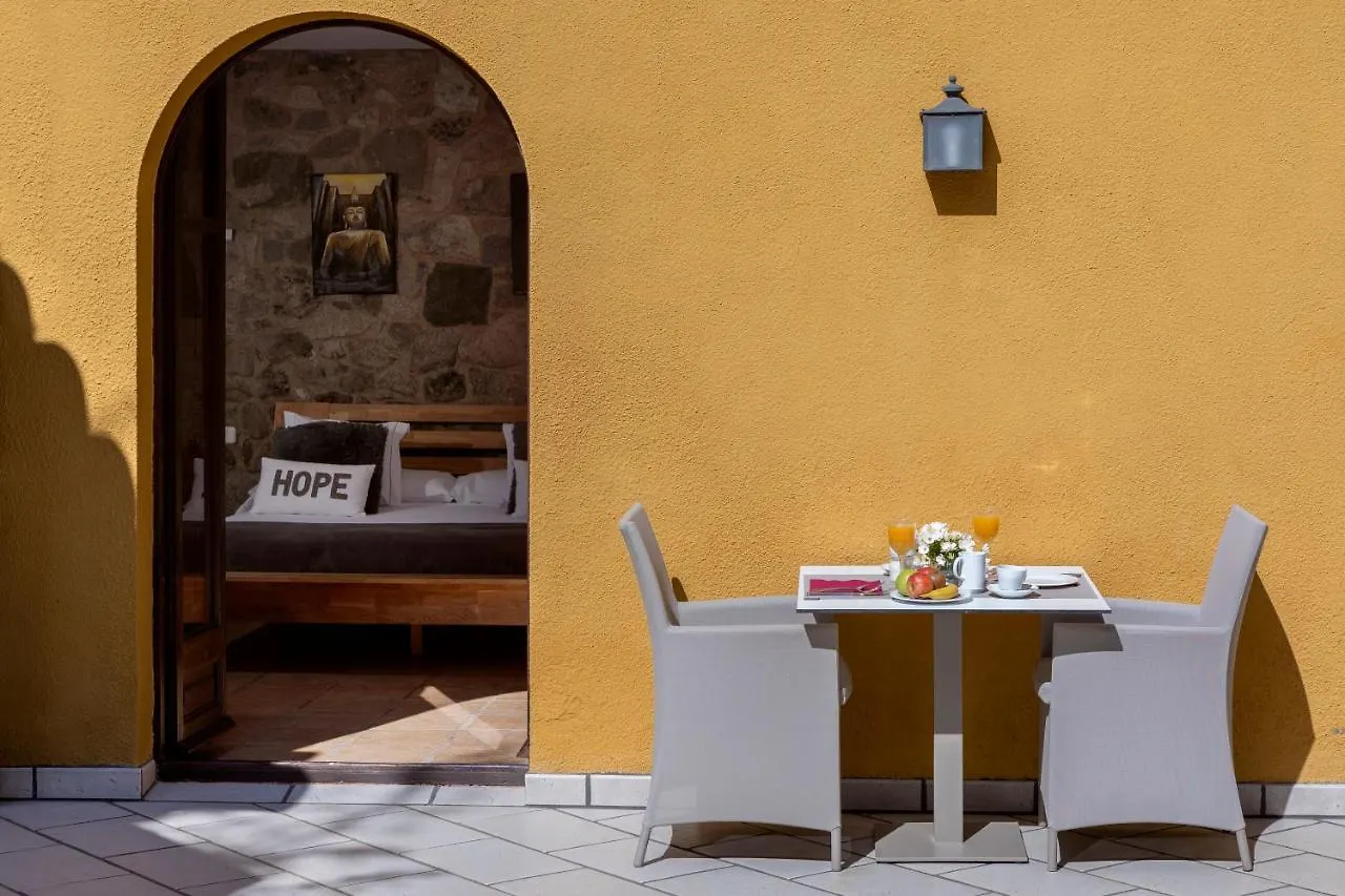 Alojamento de Acomodação e Pequeno-almoço Somnis de l´Empordà Acomodação com café da manhã Vilacolum